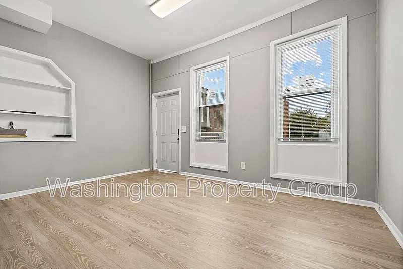 206 E 25th St — Photo 3