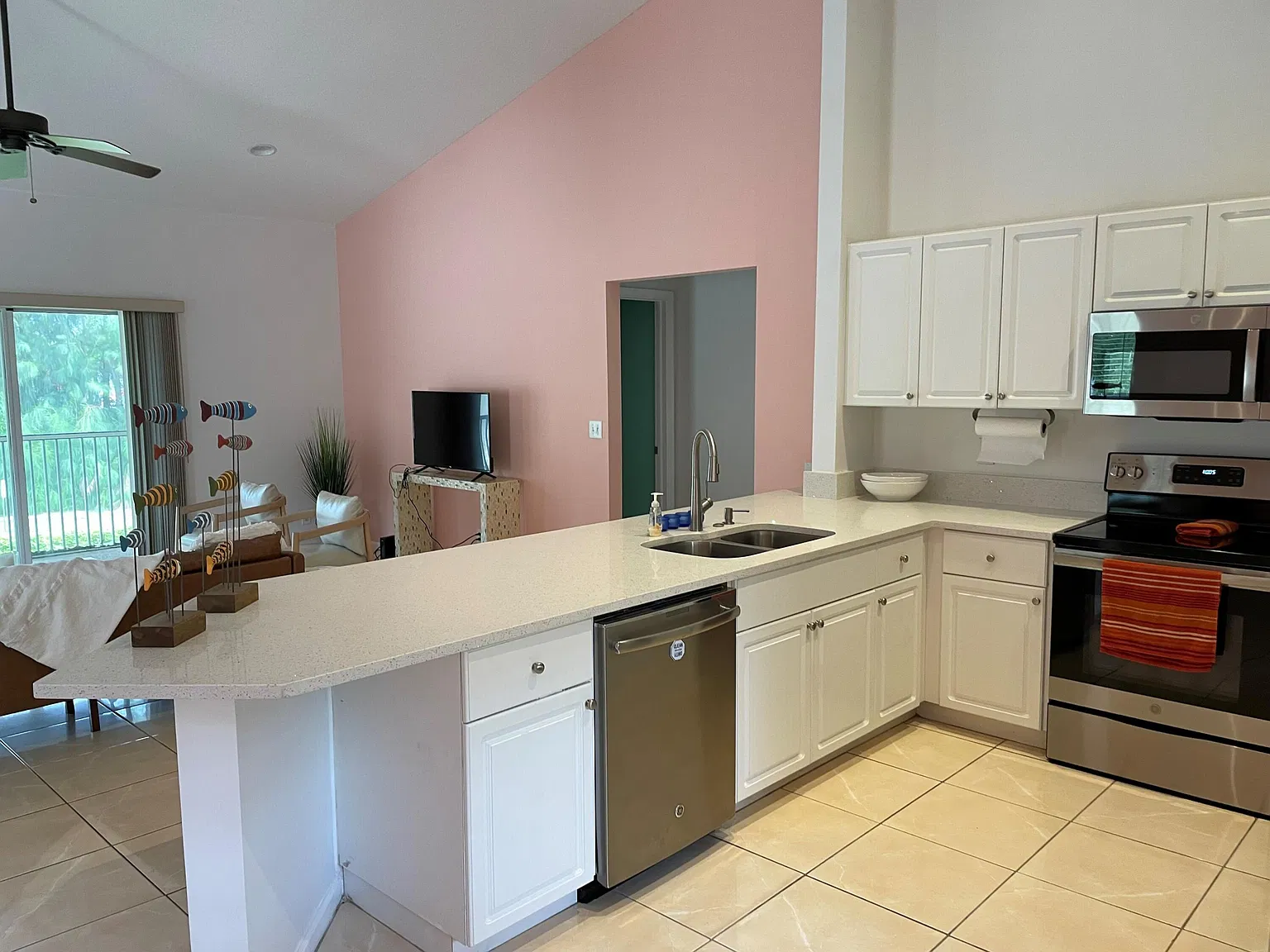 3 bed, 2.0 bath, 1704 sqft, $3,200 — Photo 4