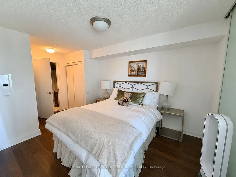 2191 Yonge St #2703 — Photo 8