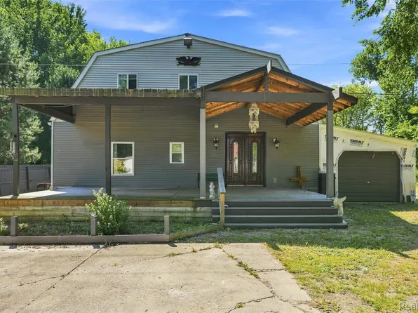 5161 Parker Rd, Fort Gratiot, MI 48059