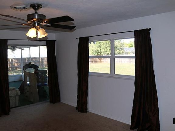 4th image of 425 E Lake Dr
