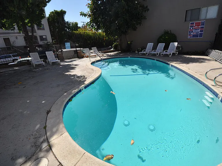 12241 Burbank Blvd — Photo 31