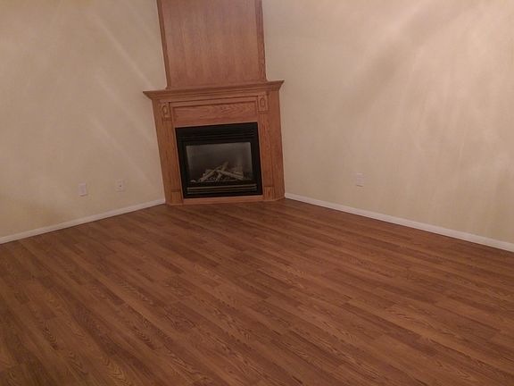 Living room w/gas fireplace