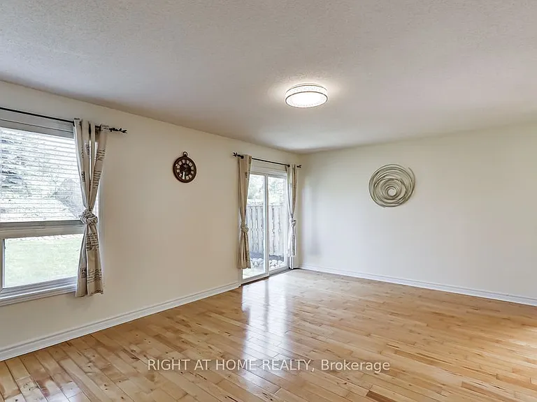 402 Lausanne Cres — Photo 6