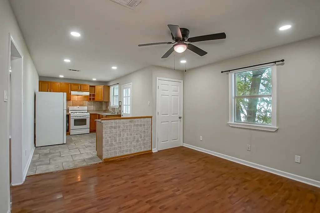 2 bed, 1100 sqft, $1,300 — Photo 3