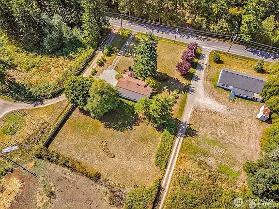 3rd image of 615 SW Camano Drive