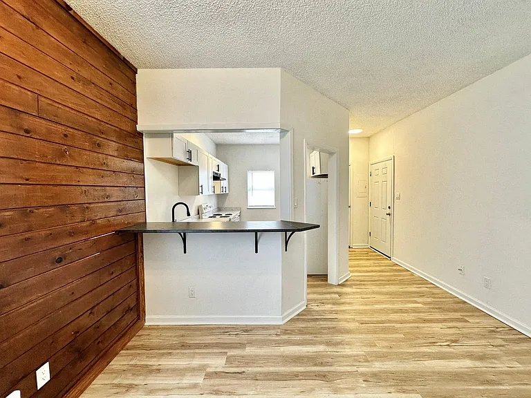 210 SW 17th St — Photo 5