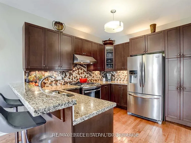 10 Pondmede Cres — Photo 8