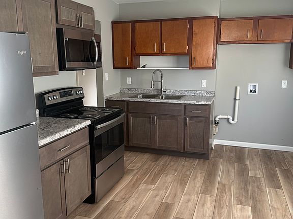 5th image of 806 Reddick St