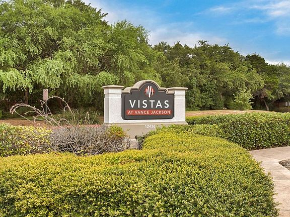 At Vance Jackson, we have all you need to feel right at home. Located in beautiful San Antonio, our prime location is near many restaurants, retail, and much more.