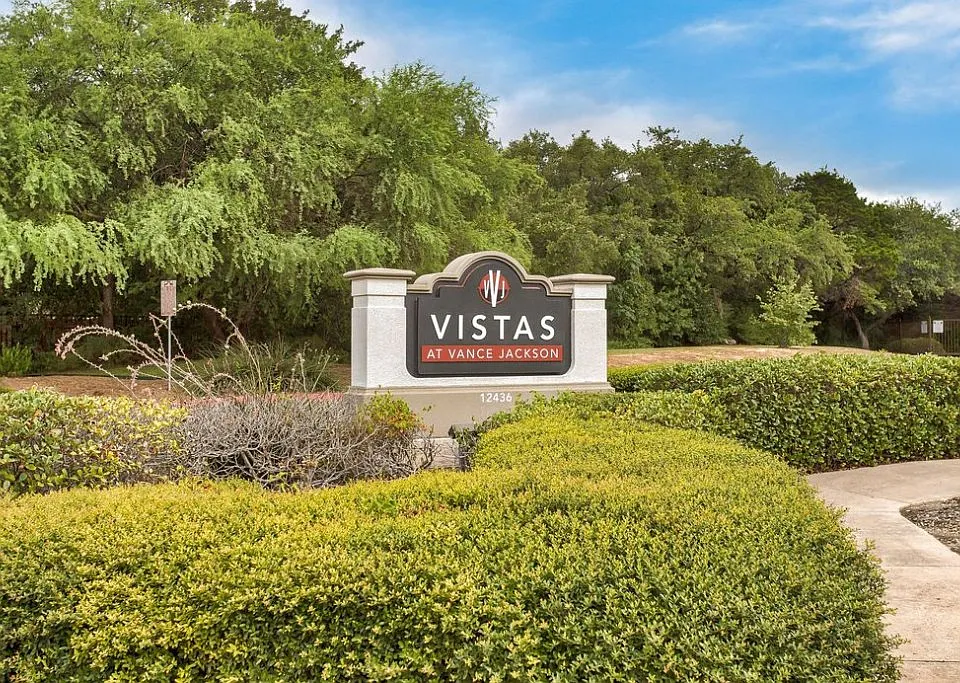 At Vance Jackson, we have all you need to feel right at home. Located in beautiful San Antonio, our prime location is near many restaurants, retail, and much more.