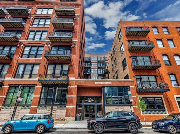 226 N Clinton St, Chicago, IL 60661