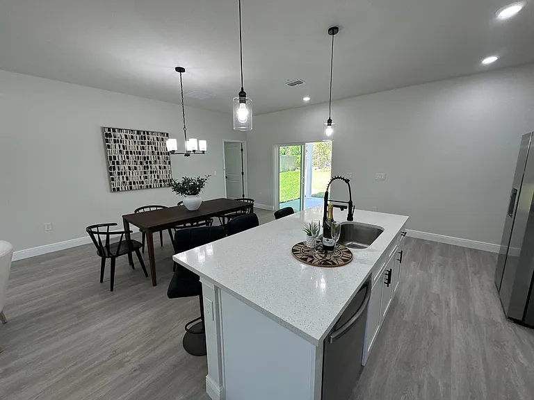 1557 W Elder Ln — Photo 10