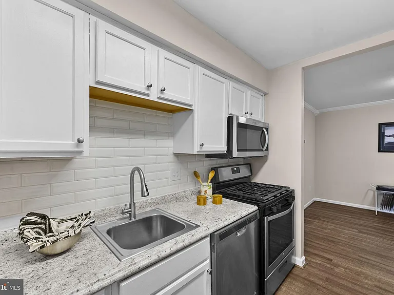11240 Chestnut Grove Sq #157 — Photo 5