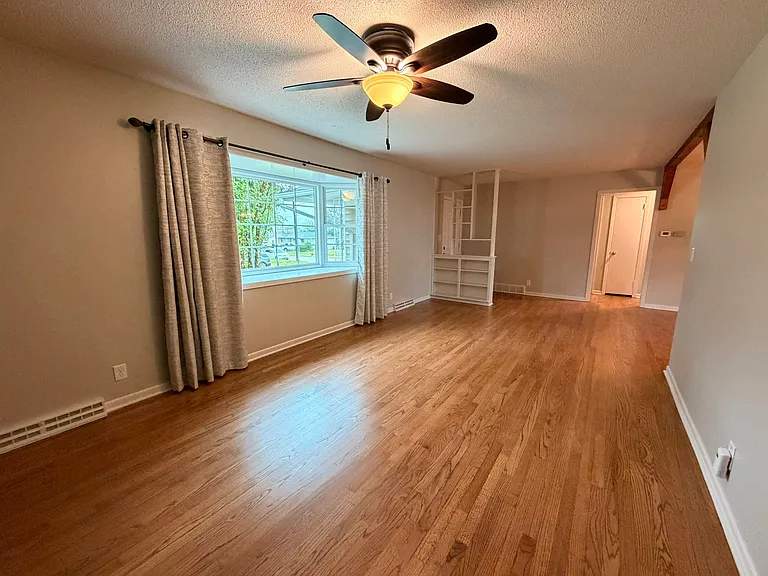 1216 Robin Dr — Photo 6