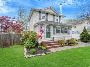 15 Roosevelt Ave, Sayville, NY 11782