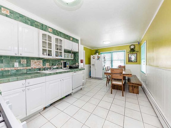 4th image of 272 Jerome Ave