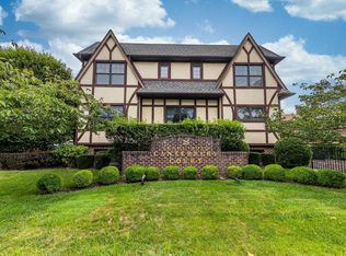 25 Lenox Rd, Rockville Centre, NY 11570