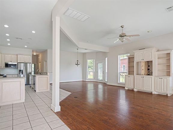 4th image of 10513 S Santa Fe Ave