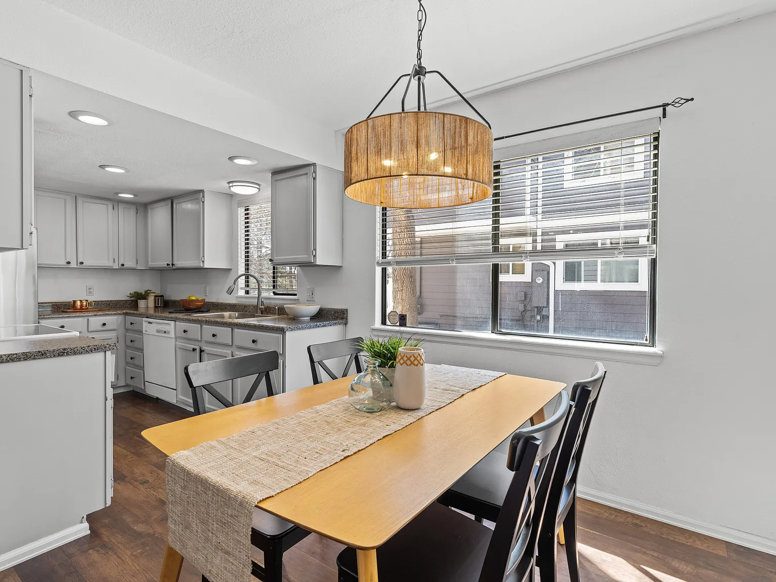 3 bed, 1364 sqft, $2,200 — Photo 3