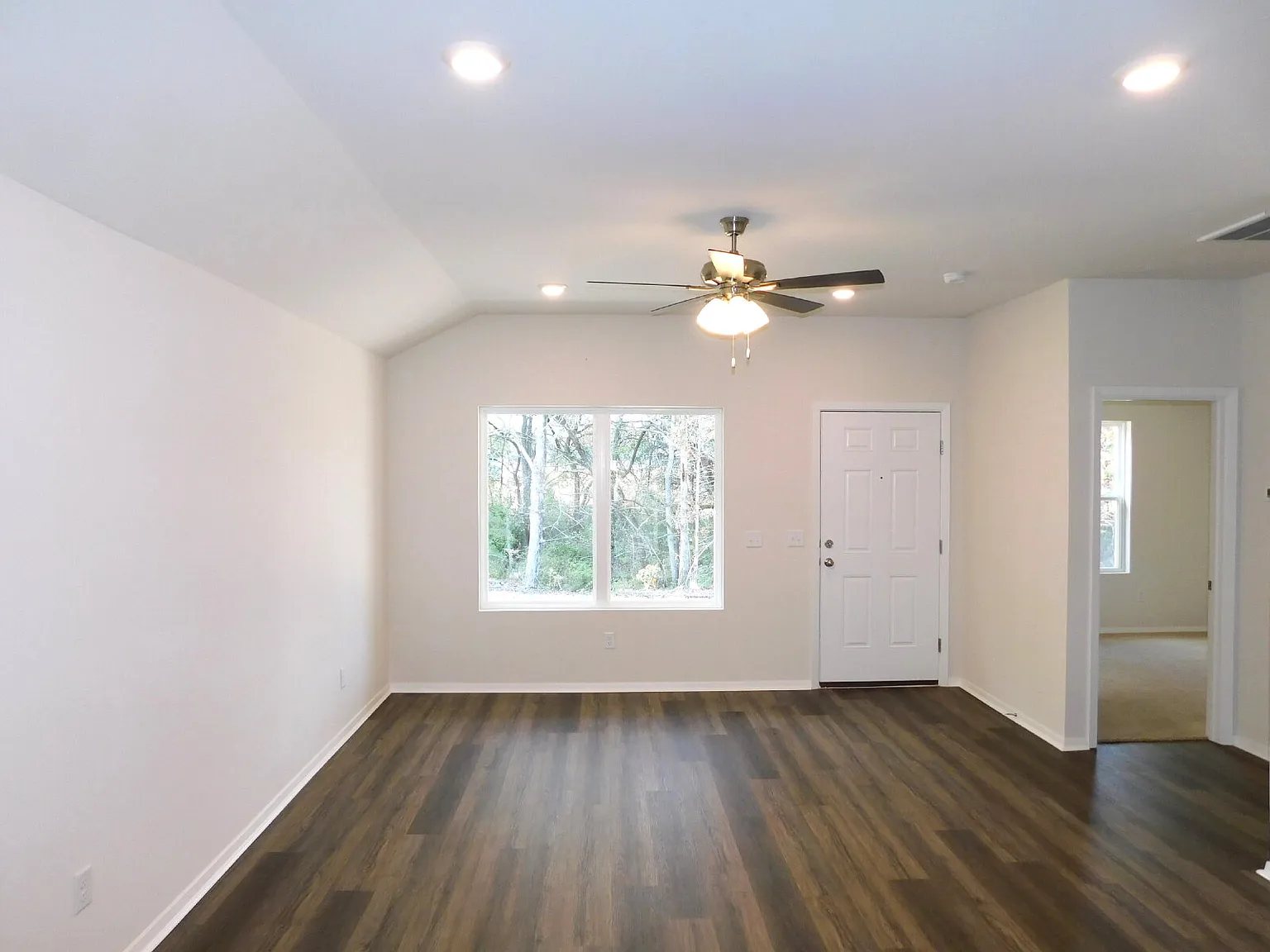 3 bed, 2.0 bath, 1125 sqft, $1,600 — Photo 2