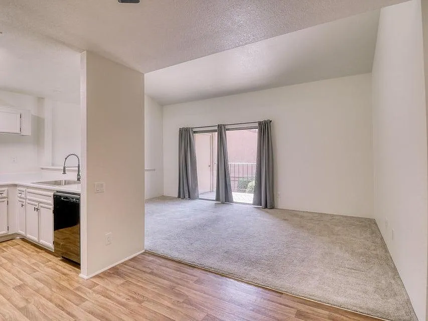 2 bed, 902 sqft, $1,985 — Photo 2