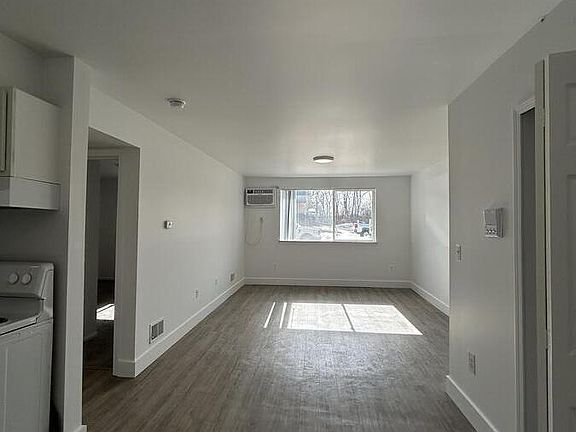 3rd image of 721 Green Rd APT 230