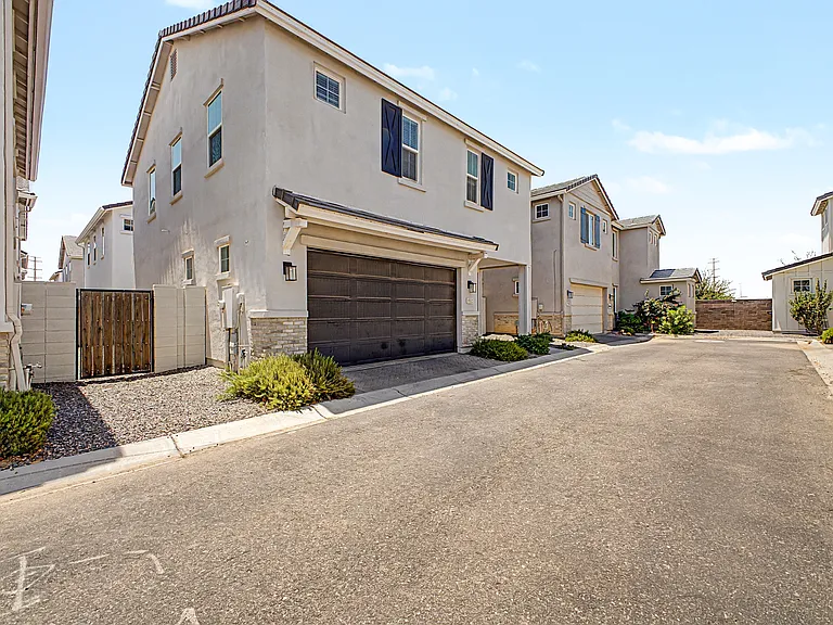 5532 S Dillon Cir — Photo 2