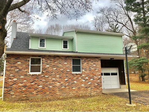 3rd image of 9 Whitcomb Dr