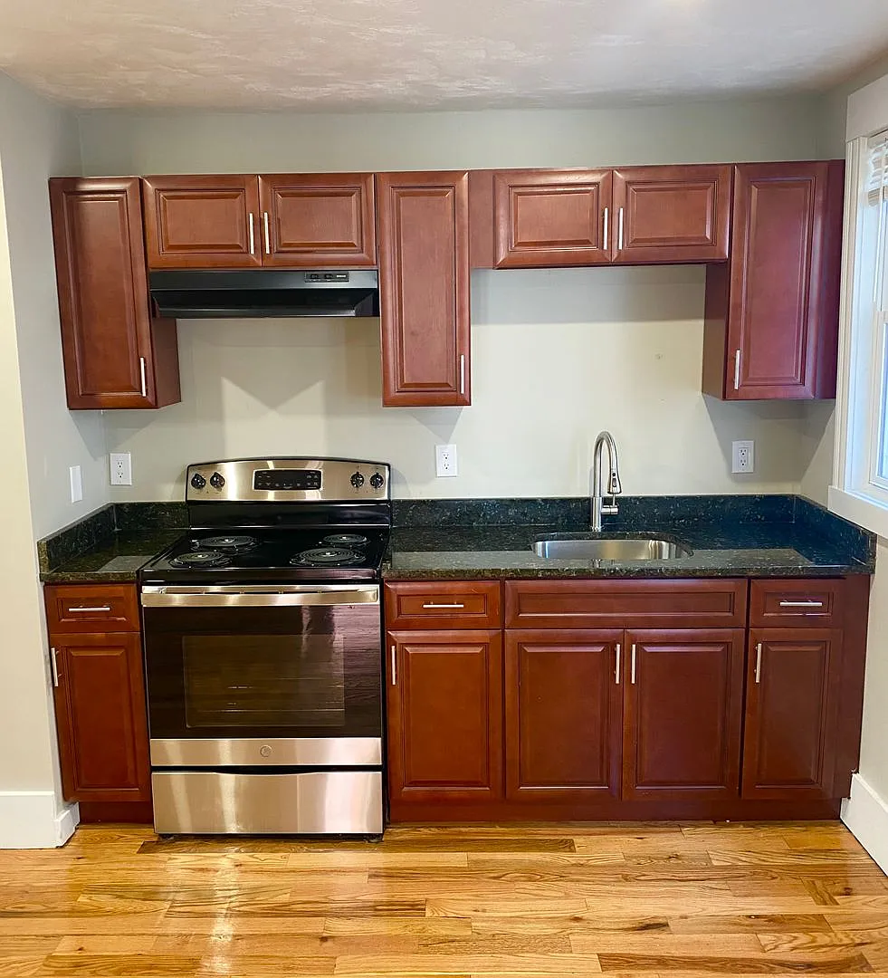 SALEM 3-Bed, 1-Bath — Photo 2