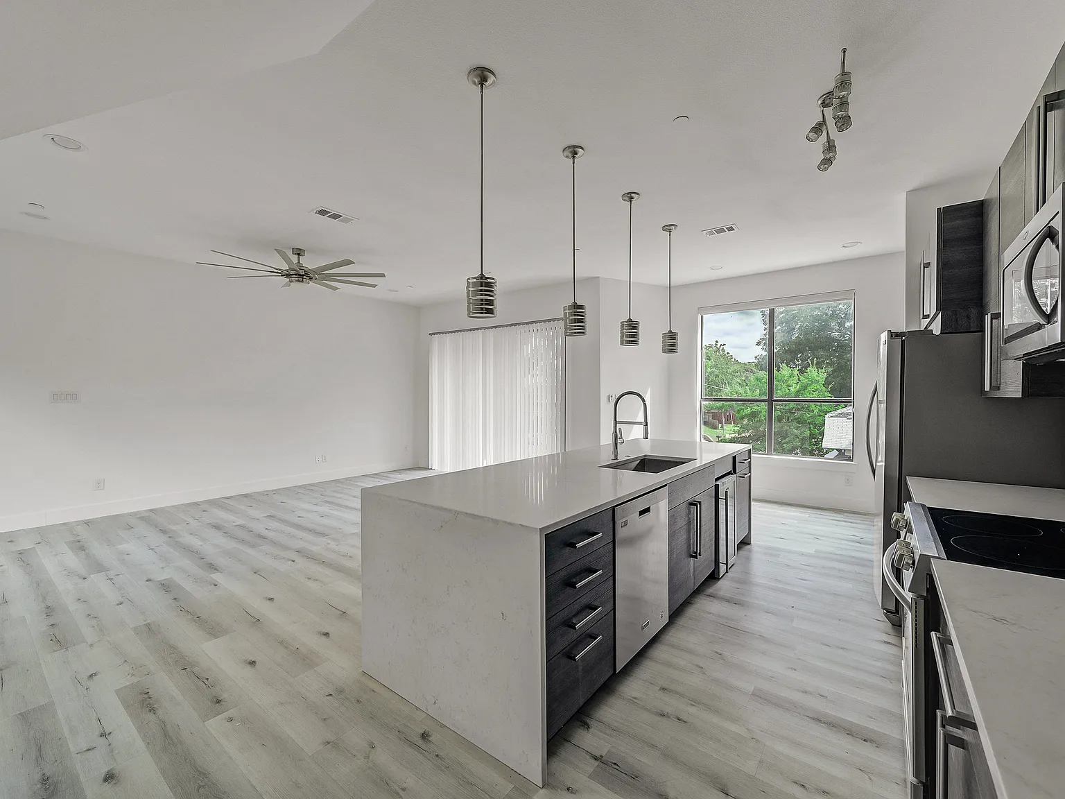 2 bed, 1588 sqft, $2,600 — Photo 3