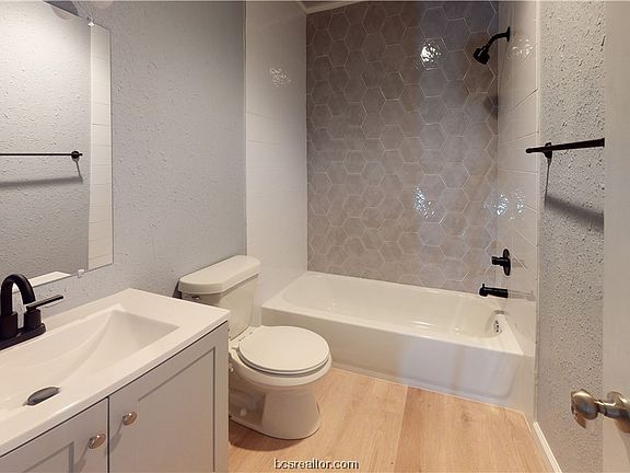 2nd image of 2407 Bosque Dr #A-d
