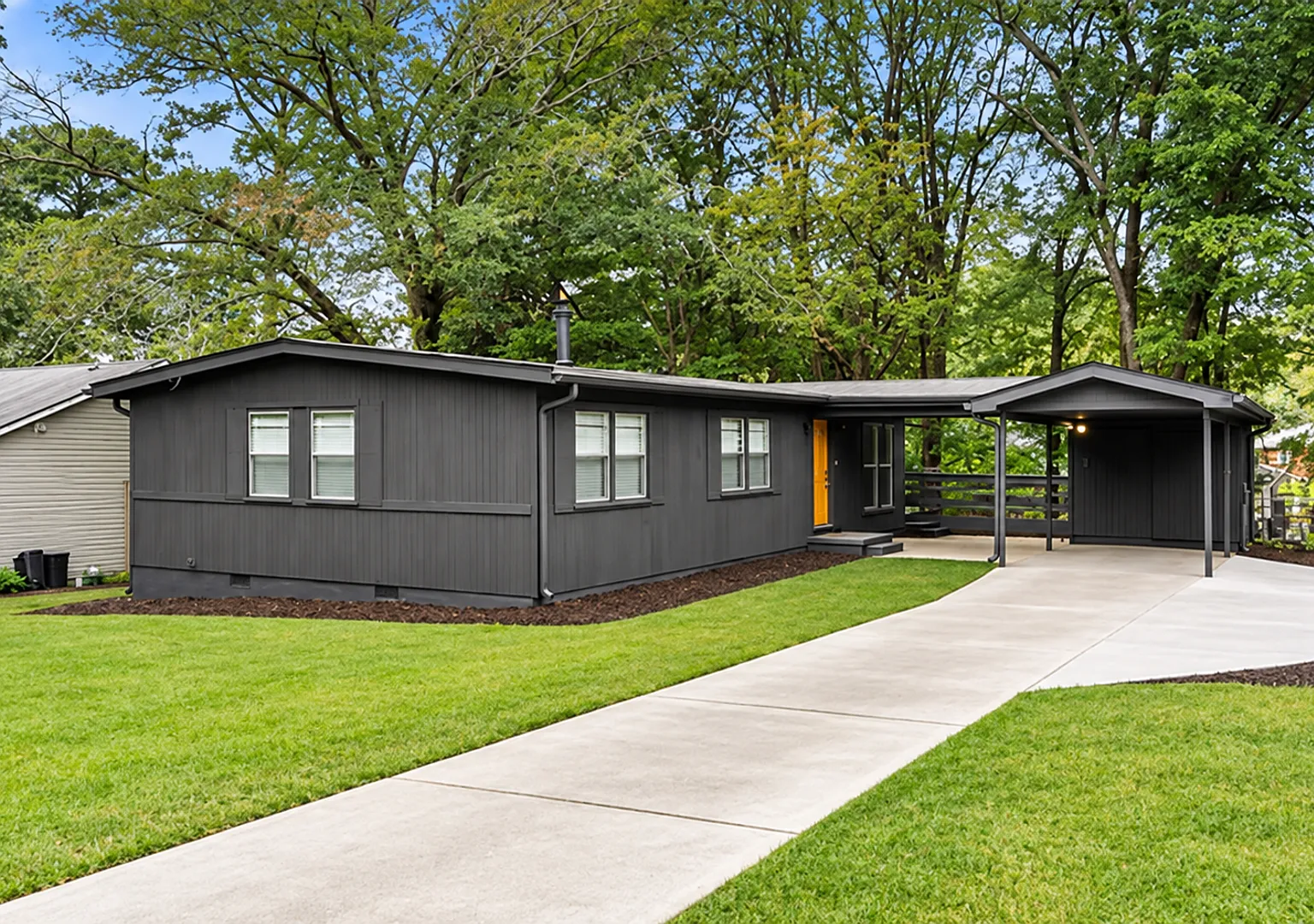 Charming 3-Bedroom Home in Chamblee! — Photo 1