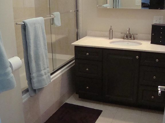 5th image of 1074 N Marshfield Ave #3