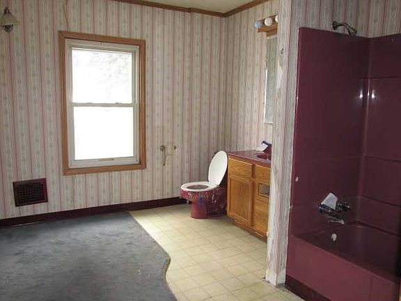 5th image of 8778 Broadway St