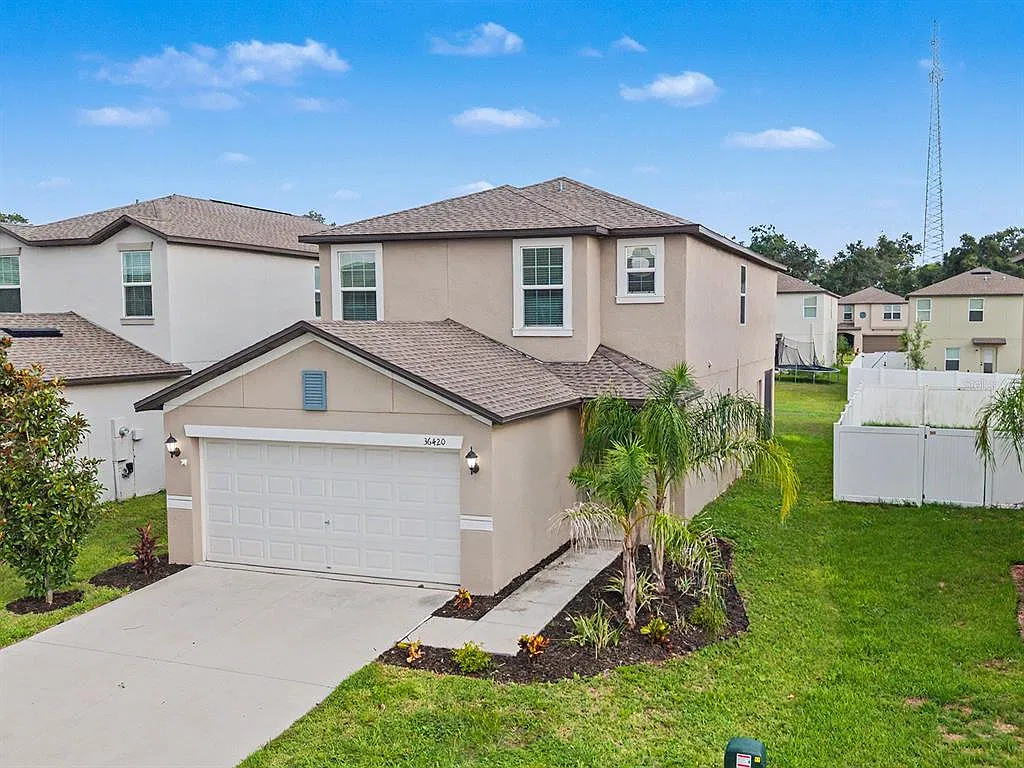 4 bed, 2.5 bath, 2073 sqft, $2,400 — Photo 2
