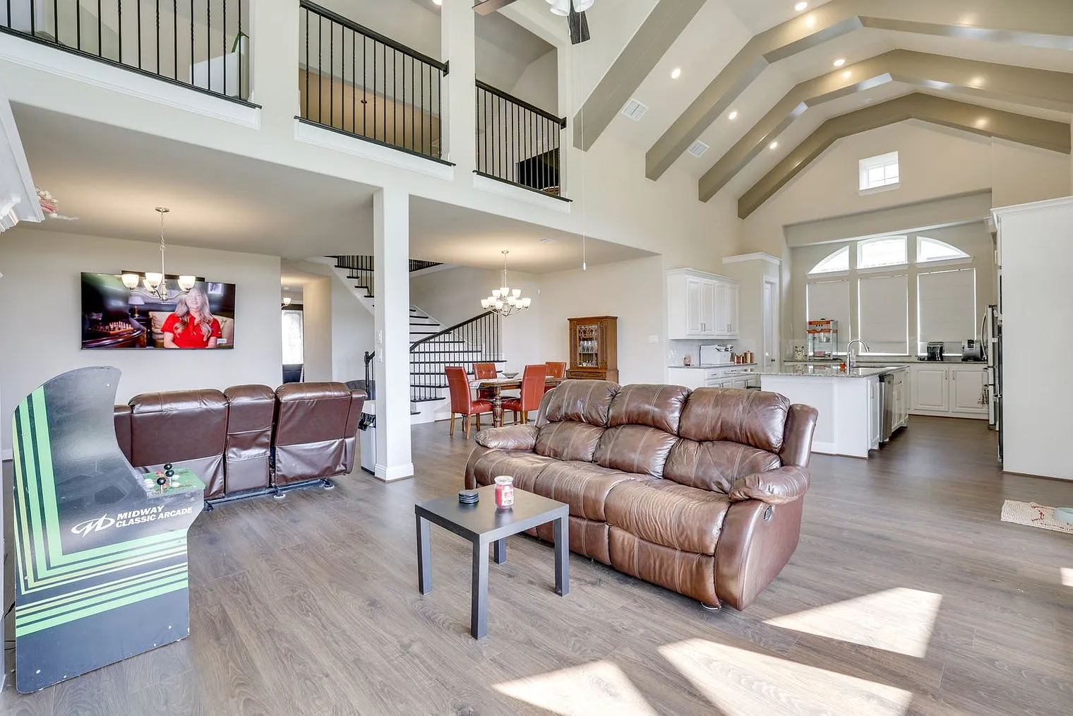5 bed, 4.0 bath, 3498 sqft, $11,676 — Photo 4
