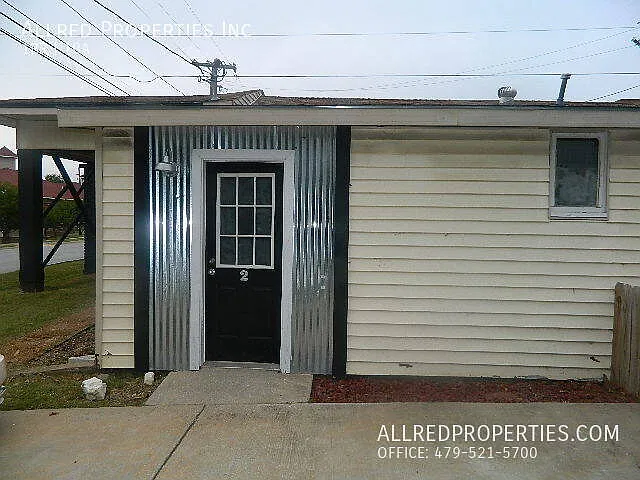 All Utilities Included In Rent. Close To The Fayetteville Square — Photo 4