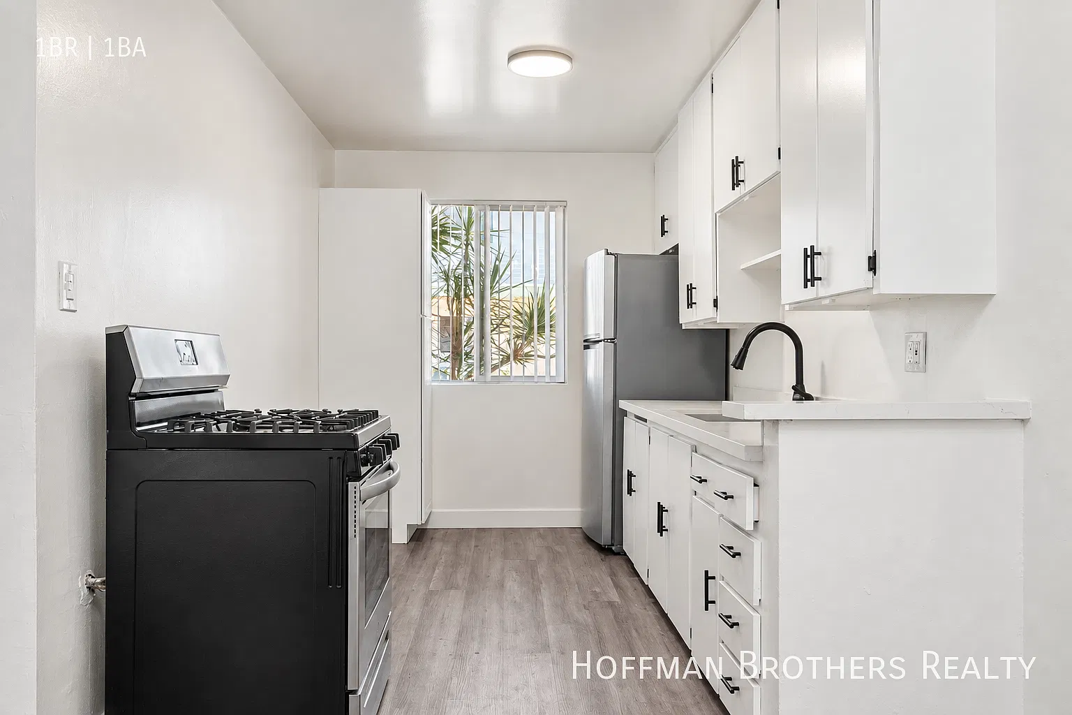 **1 Month Free** Beautiful 1 Bedroom With Stainless Kitchen, Spacious Living Room, On-Site Laundr... — Photo 2