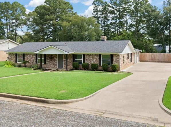 2202 Wainwright Ct, Longview, TX 75605
