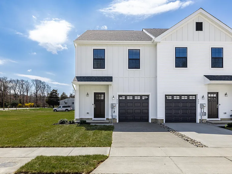 996 Woodview Ct — Photo 1