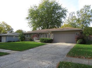 1130 Laurel Dr, Aurora, IL 60506