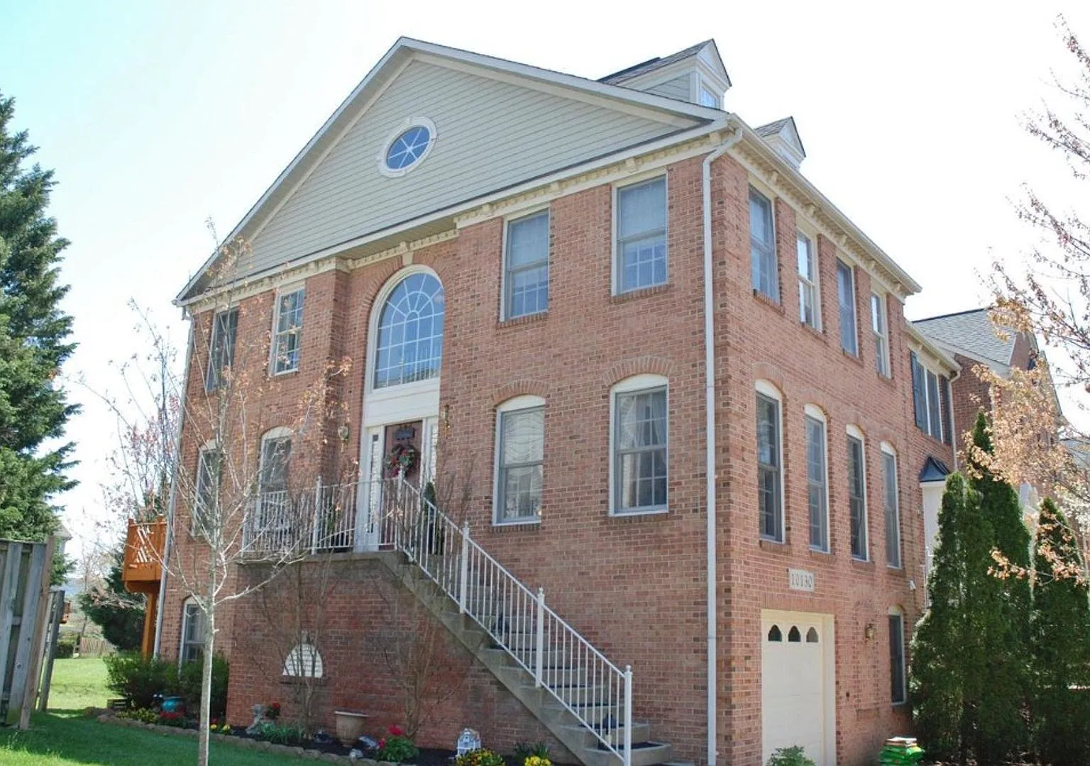 Charming 3-Bedroom Townhome in Sought-After Travilah Crest! — Photo 1
