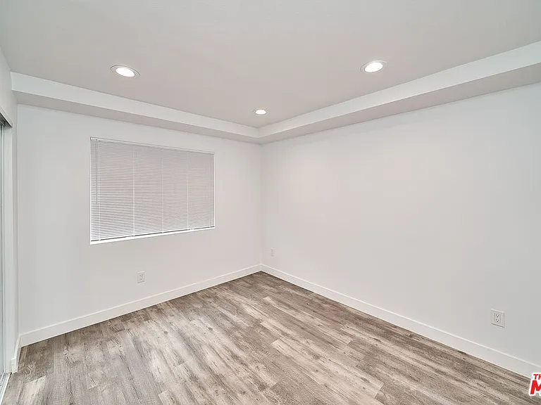 601 W 41st Pl — Photo 27