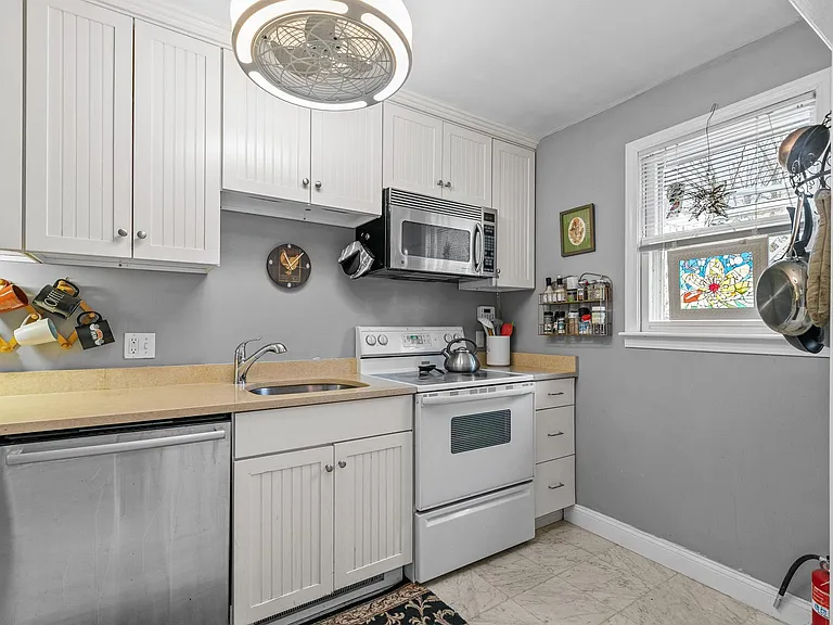 46 Chastellux Ave #M8 — Photo 12