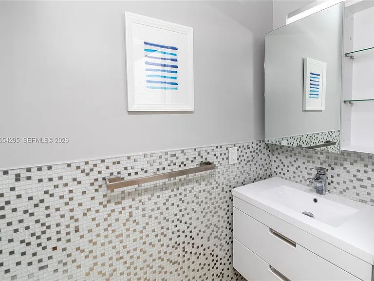 1510 SW 147th Ter — Photo 7