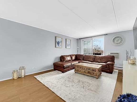 4th image of 1019 Boxwood Dr #406