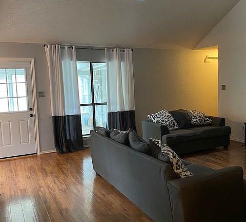 4th image of 2107 Turf Club Dr