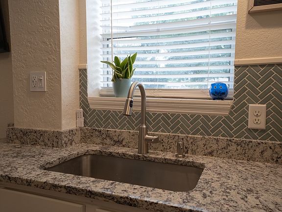 4th image of 541 W Hancock St #1