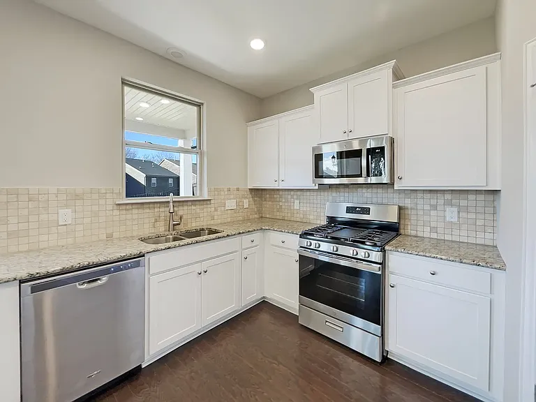 401 Blackthorn Ln — Photo 7